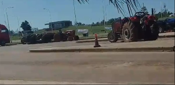 Productores en pie de guerra por la desregulación del mercado de la yerba: realizaron un tractorazo y bloquean el a un organismo