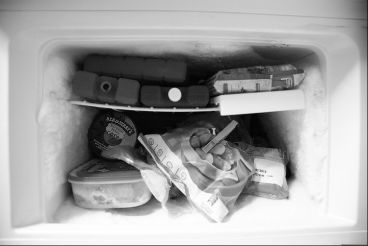 Una olla con agua hirviendo dentro del freezer acelera el proceso de descongelación gracias a la conducción del calor del aluminio. Foto: Pixabay.