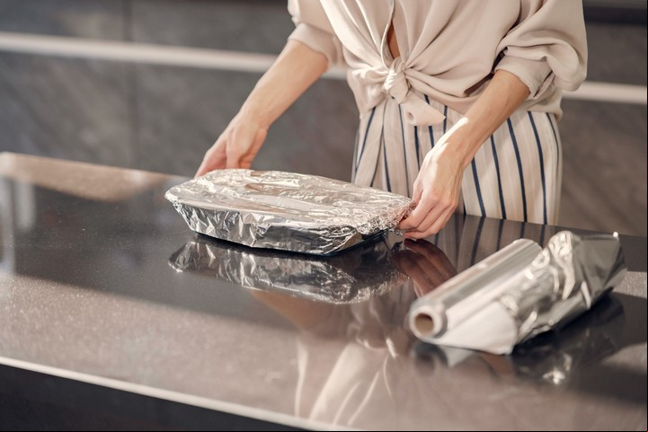 El papel aluminio es clave: colocalo en las paredes del freezer para un método eficaz de eliminación de hielo. Foto: Freepik.