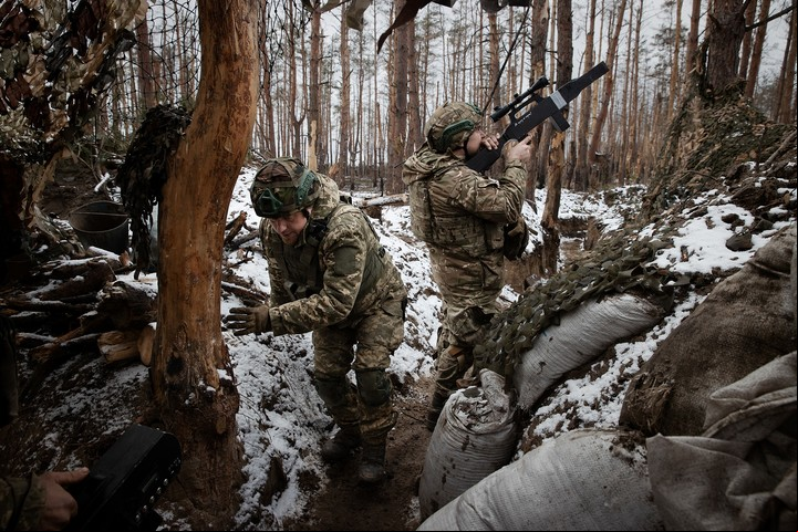 Soldados de la Legión Internacional utilizan un sistema antidrones para interferir frecuencias cerca de una posición rusa en el bosque de Serebrianka, en el este de Ucrania, el 6 de febrero de 2024. (Tyler Hicks/The New York Times)