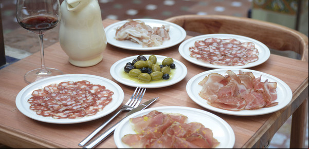 En Chacarita, un restaurante con  patio español y manjares argentinos: morcillas y jamones caseros, tortas fritas y más