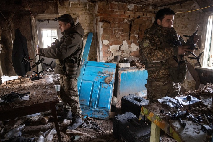 Soldados ucranianos instalan su puesto avanzado de drones en las ruinas de una granja cerca de la ciudad de Kreminna, en el este de Ucrania, el 1 de marzo de 2024. (David Guttenfelder/The New York Times)