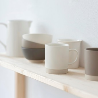 El truco japonés para organizar tazas y lograr el orden que transformará tu cocina