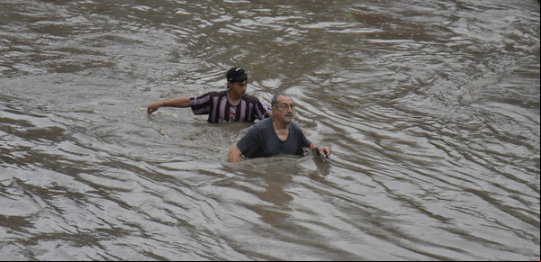 "El agua nos abrió la puerta y subió un metro en 15 minutos": los relatos de una mañana de terror por las inundaciones en Bahía Blanca