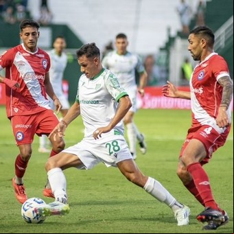 Argentinos se recuperó del doble blooper del Ruso Rodríguez y le dio vuelta el partido a un golpeado Banfield para seguir bien arriba