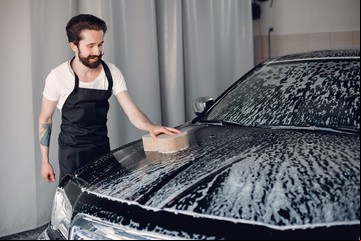 La mejor hora para lavar el auto sin dejar manchas ni residuos, según la Inteligencia Artificial