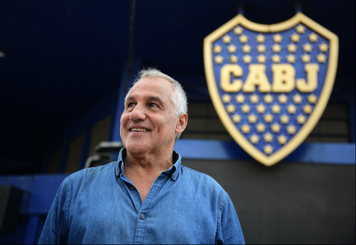 Márcico delante del escudo al que le aportó una estrella tras 12 años de sequía. Foto: Luciano Thieberger.