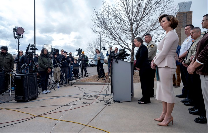 El doctor Erin Phipps y la doctora Heather Jarrell brindaron una conferencia de prensa en Santa Fe (Eddie Moore/The Albuquerque Journal via AP)