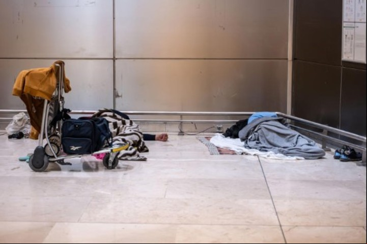 En mitad de la madrugada aparece el personal de limpieza y deben levantarse (EFE).