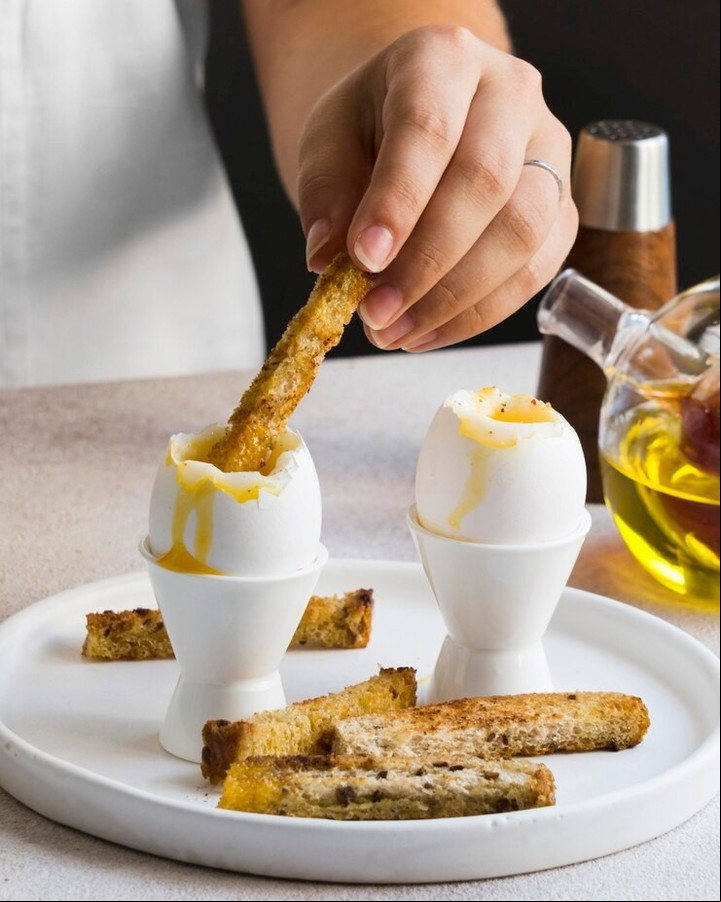 ¿Qué ocurre si consumes tres huevos al día durante un mes? Lo que dicen los expertos./ Huevos pasado por agua./ Imagen: Freepik.