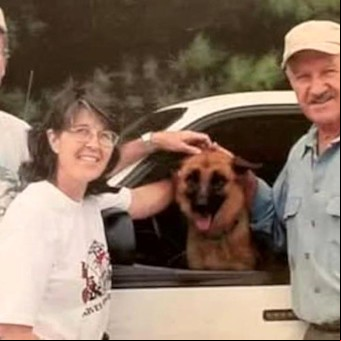 Juntas por siempre: la hija de Gene Hackman pidió que entierren a la mascota del matrimonio junto con Betsy Arakawa