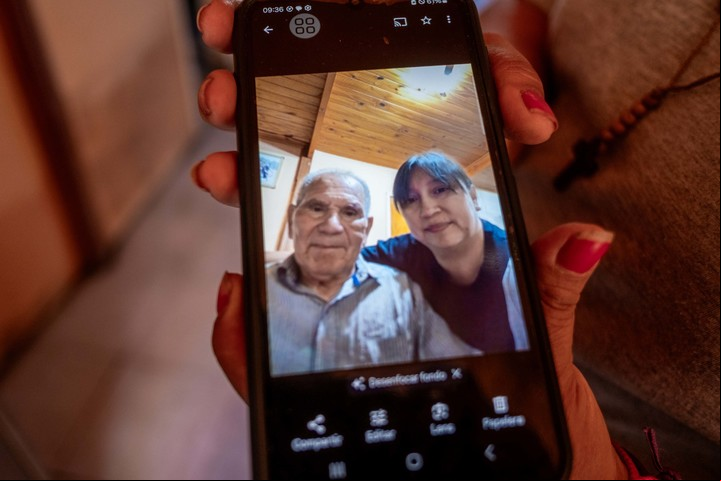 Rolando Ortega, otra de las víctimas. En la foto, con su hija Mercede. Foto Diego Izquierdo.