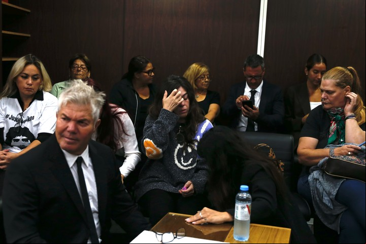 El abogado Fernando Burlando junto a las hijas de Diego Maradona. Foto: