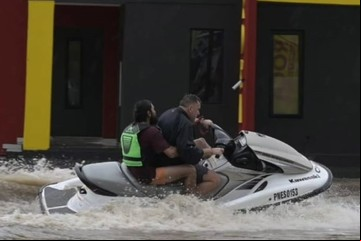 El panadero y el carpintero que arriba de una moto de agua salvaron 40 vidas en Bahía Blanca: "Lo que hicimos fue enorme y suicida"