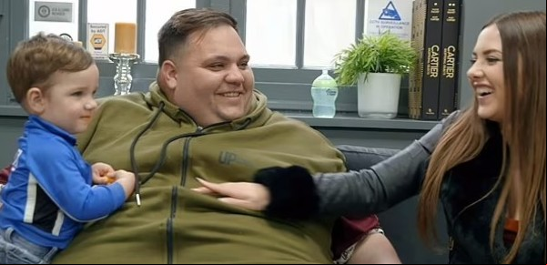 La historia de amor del hombre de talla grande que derriba los prejuicios