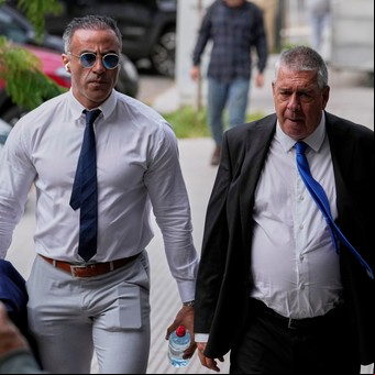Juicio por la muerte de Diego Maradona: Luque, a los manotazos con los fanáticos que le gritaron "asesino"
