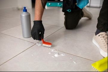 Este truco viral devuelve a los azulejos su esplendor con un ingrediente casero 