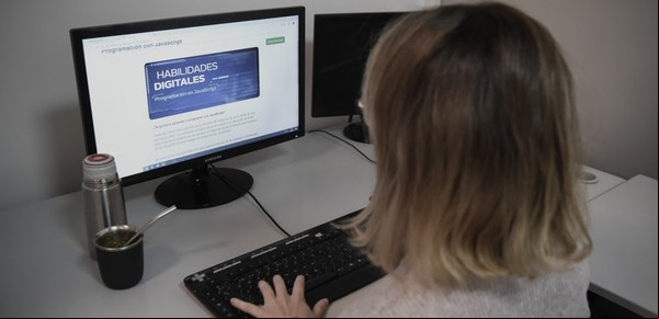 Inteligencia artificial en secundarias: en un municipio enseñarán nuevas tecnologías a 10 mil estudiantes