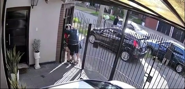 "Nos están robando": el abrazo desesperado de un hombre a su mujer embarazada y su suegra en una entradera en Haedo