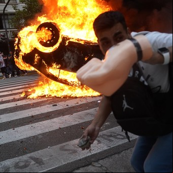 Todas las fotos de los incidentes frente al Congreso: barras y militantes se enfrentan con la Policía durante la marcha por los jubilados