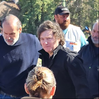 Javier Milei explicó por qué demoró su viaje a Bahía Blanca: "Tenía que elegir entre la foto linda que la gusta a la política o salvar vidas"