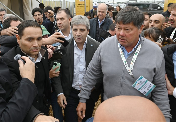 Caputo recorriendo la muestra. Foto: Maxi Failla