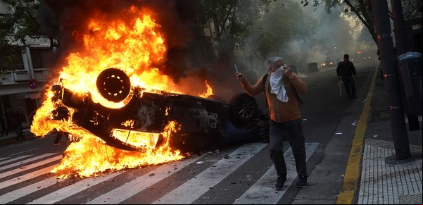 Destrozos, heridos y 124 detenidos en una batalla de barrabravas y militantes contra policías frente al Congreso