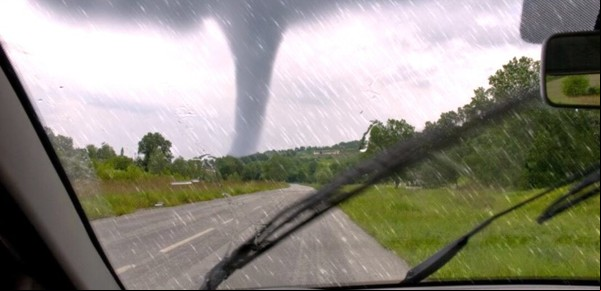 El dramático momento en que una mujer sobrevive en su auto a un tornado en Florida 