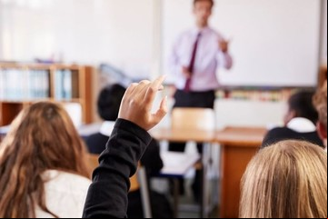 Alumnas deben usar una nueva falda como uniforme escolar y padres estallan de furia: "Obscena y costosa"