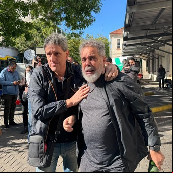 El padre de Pablo Grillo dijo que el fotógrafo “sabe que estaba en la marcha, pero no sabe lo que le pasó”