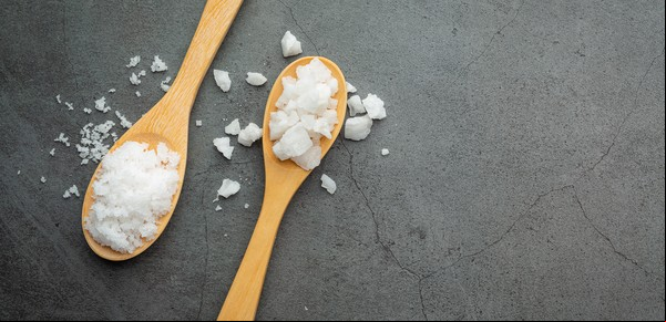 Cómo evitar que la sal del salero se humedezca con un simple ingrediente de cocina