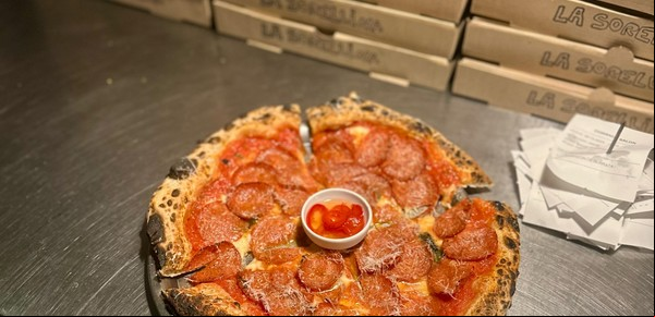 En Colegiales, una pizzería elegida entre las mejores del mundo: estilo napolitano con guiños a nuestra pizza a la piedra