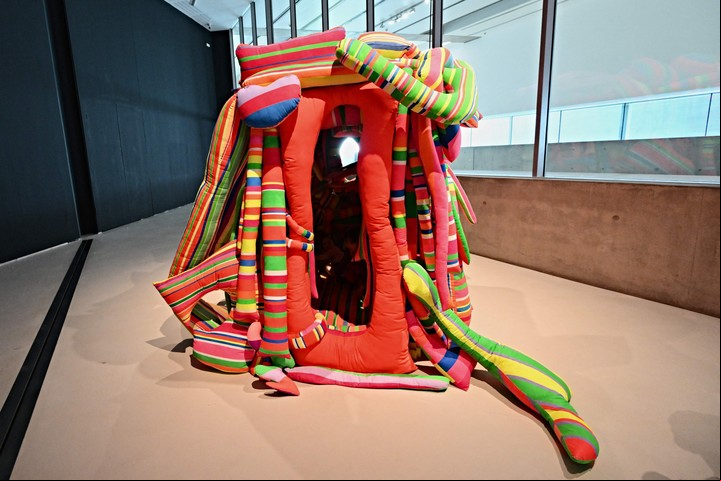 Una de las instalaciones de Marta Minujín durante 2024 en el Museo MAXXI, en Roma. (AFP)
