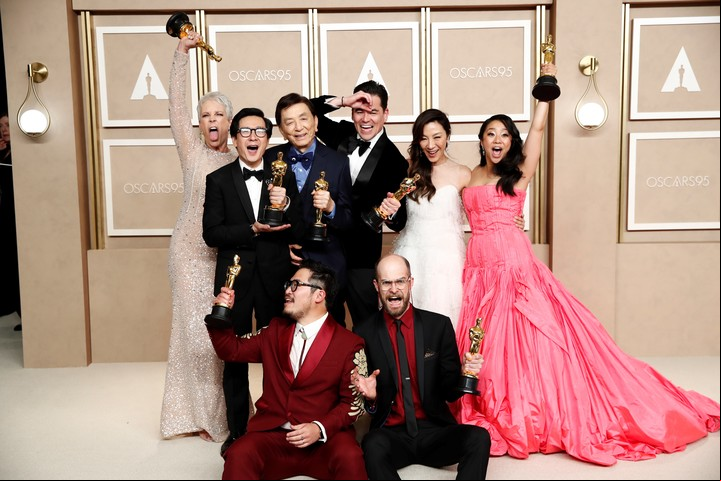 El elenco de "Todo en todas partes al mismo tiempo" con sus premios Oscar. EFE/ Caroline Brehman