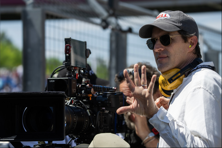 Joseph Kosinski cuenta cómo hizo para captar y reflejar la velocidad de los autos en el filme.