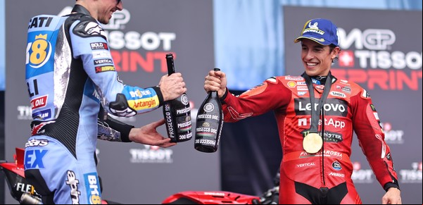 MotoGP de Termas de Río Hondo: Marc Márquez se mostró imparable en la sprint y lo festejó con su hermano Alex, que terminó segundo