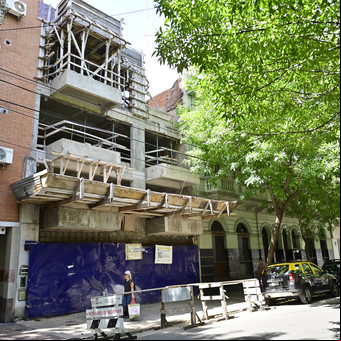 Detienen a cinco empresarios por una estafa inmobiliaria: vendieron hasta 6 veces un mismo departamento 
