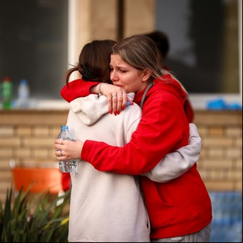 "Vi muchos cadáveres y tuve que pasarles por encima para buscar a mi hermana": dramáticos relatos de los sobrevivientes del incendio en Macedonia del Norte