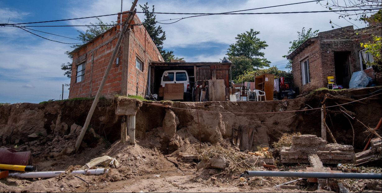 La impresionante foto de la calle que se convirtió en un barranco tras el trágico temporal de Bahía Blanca