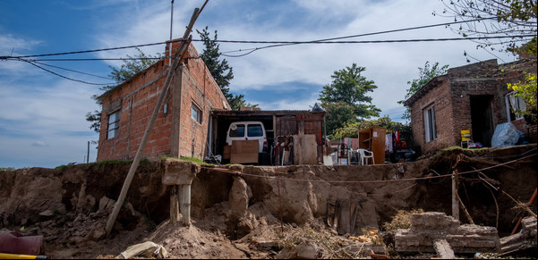 La impresionante foto de la calle que se convirtió en un barranco tras el trágico temporal de Bahía Blanca