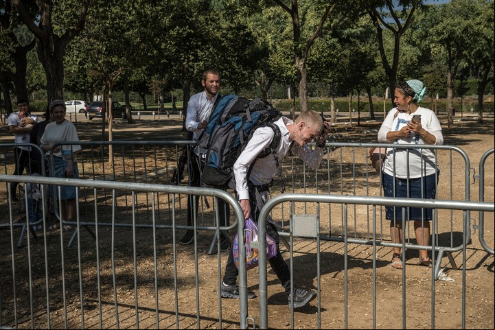 El Sr. Wais fue recibido por amigos en el exterior de una base militar al comenzar su servicio militar. Foto de Sergey Ponomarev para The New York Times.