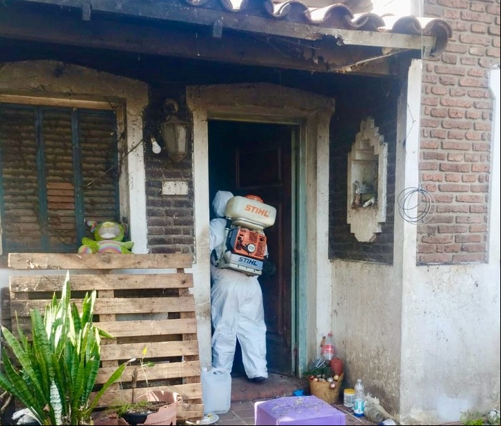 Personal de Zoonosis trabaja en la vivienda de Ramos Mejía.