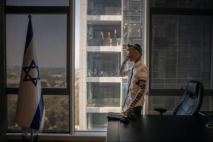Yechiel Wais, de 19 años, estudió en un seminario, pero soñaba con una vida fuera de su estricta comunidad ultraortodoxa. Ahora es militar. Foto de Sergey Ponomarev para The New York Times.