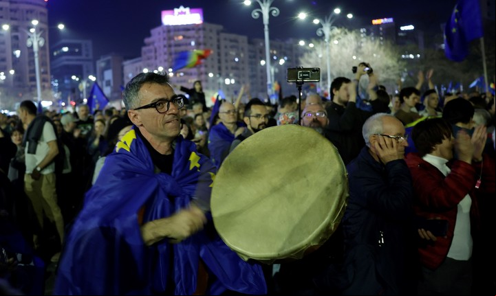 Un rumano cubierto con la bandera de la UE toca un tambor durante una concentración proeuropea previa a las elecciones presidenciales de mayo de 2025 celebrada frente a la sede del gobierno en el centro de Bucarest, Rumanía, 15 de marzo de 2025.
EFE/EPA/ROBERT GHEMENT
