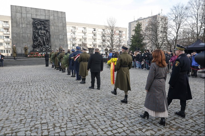 Soldados y funcionarios depositan coronas de flores ante el Monumento a los Héroes del Gueto durante la celebración del Día Internacional de Conmemoración del Holocausto en Varsovia (Polonia), el 27 de enero de 2025.
EFE/EPA/TOMASZ GZELL