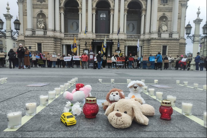 Refugiados de Mariupol, sus partidarios y familiares de miles de soldados de la guarnición de la ciudad que permanecen en cautiverio ruso recrearon cerca de la Ópera de Lviv el mensaje «Niños» que fue colocado frente al teatro de Mariupol en una súplica a los pilotos rusos para que preserven el edificio, mientras lloraban a las víctimas del asedio en el tercer aniversario de la destrucción del Teatro Dramático de Mariupol, refugio de cientos de civiles, por dos bombas rusas durante el asedio de la ciudad. EFE/Rostyslav Averchuk