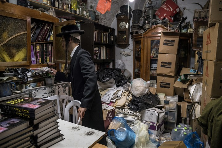 El Sr. Krausz en su casa de Jerusalén. Foto de Sergey Ponomarev para The New York Times.