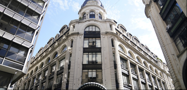 Tiene doble apellido, fue parte de un imperio que duró cien años y ahora custodia las huellas de las históricas tiendas por departamentos