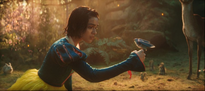 Rachel Zegler en una escena de "Blanca Nieves", la película que no está nada mal.