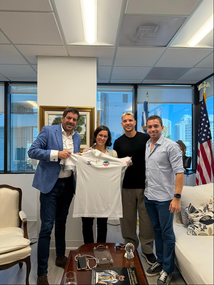 Las autoridades del Miami United junto al cónsul argentino en la previa del "clásico".